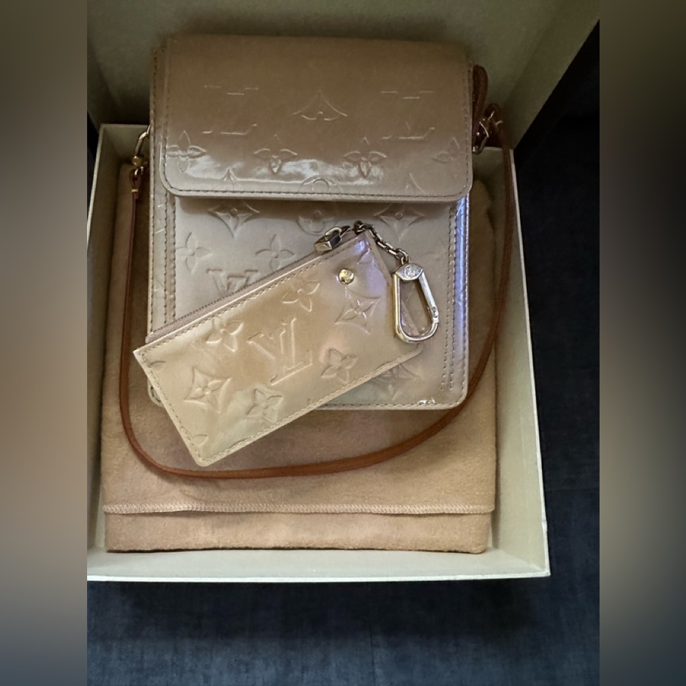 Louis Vuitton Monogram Vernis Mott Shoulder purse in Beige/Champagne color.